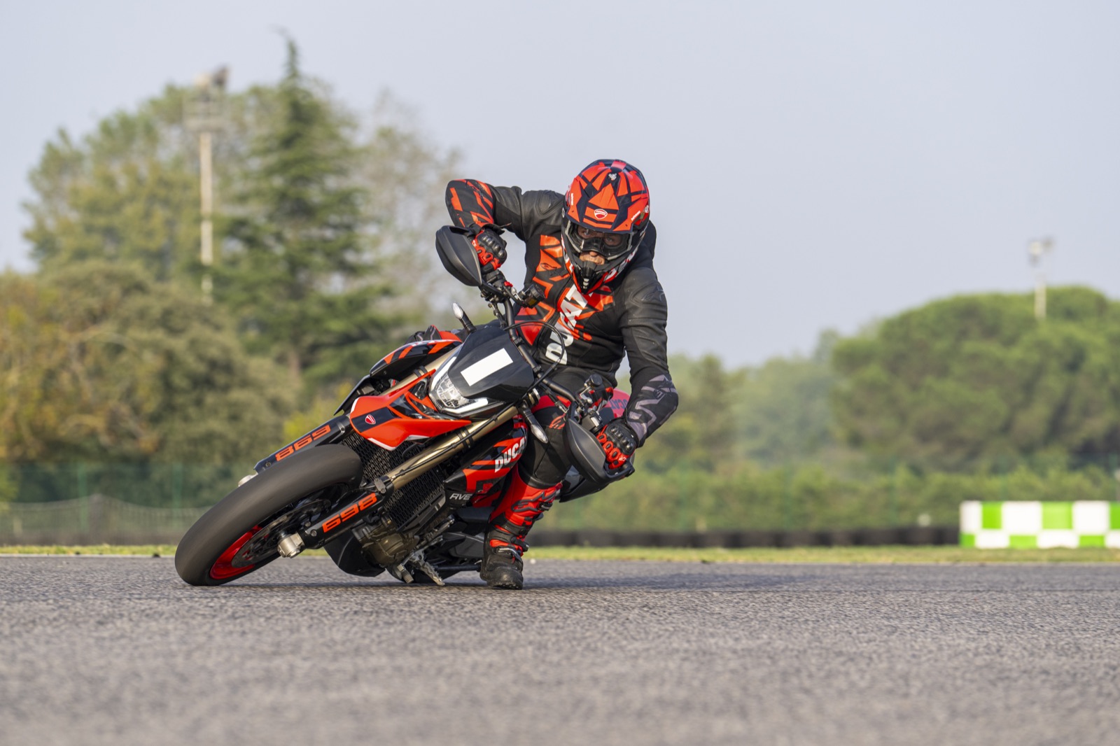Ducati Hypermotard 698 Mono in piega